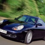 El Porsche 911 es el epítome de la atemporalidad en el mundo de los deportivos. Desde su lanzamiento en 1964, ha mantenido su silueta icónica mientras ha evolucionado con los avances de ingeniería, tecnología y seguridad. Los modelos modernos, como el 911 Turbo S, ahora cuentan con características como control de crucero adaptativo, asistencia para mantenerse en el carril y frenado automático de emergencia, lo que lo convierte en un coche tan seguro como emocionante. Con una aceleración de 0 a 60 mph en 2,9 segundos, el 911 sigue siendo el favorito de los conductores que buscan la mejor experiencia de conducción, combinando un diseño clásico con tecnología avanzada.