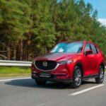 El Mazda CX-5 destaca por su elegante diseño interior y su conducción silenciosa en carretera. Los modelos 2019 y posteriores cuentan con una opción de motor turboalimentado de 2.5 litros que produce 250 caballos de fuerza y 310 lb-pie de torque, lo que lo convierte en una opción más dinámica en comparación con los modelos más antiguos. Además, RepairPal otorga una calificación de 4.5/5 en fiabilidad, y la NHTSA también le da una calificación de seguridad de 5/5. Con solo dos retiradas de mercado en el modelo 2019, la Mazda CX-5 es una opción sólida y confiable.