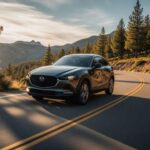 El Mazda CX-50 Hybrid ocupa el segundo lugar con una eficiencia de 38 mpg combinado. Este modelo destaca por combinar la tecnología híbrida de Toyota con la dinámica deportiva característica de Mazda. Los conductores que buscan una experiencia de conducción más envolvente encontrarán en el CX-50 un SUV híbrido que ofrece sensaciones deportivas mientras mantiene un ahorro de combustible notable. Su diseño moderno y su manejo ágil lo convierten en una opción atractiva para quienes priorizan tanto la eficiencia como el rendimiento, sin renunciar a la calidad y el diseño.