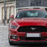 El Mustang no es un producto único e inflexible. Hay un abanico completo: desde un EcoBoost eficiente para el día a día, hasta un GT para fines de semana en circuito, pasando por variantes de alto rendimiento cuando están disponibles. Coupé o descapotable, básico o cargado de paquetes deportivos: cada comprador puede construir “su” Mustang sin recurrir a pedidos exóticos ni esperas interminables.