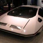 Parecía teletransportado desde una película de ciencia ficción de los años 70. Diseñado por Pininfarina, era una cuña blanca con techo deslizante y un perfil tan bajo que parecía flotar. Las ruedas quedaban ocultas, como si el coche estuviera a punto de despegar. Bajo esa piel futurista latía un V12, aunque pocos miraban más allá de su forma imposible. Un coleccionista logró devolver uno a la vida, y hoy sigue deteniendo el tráfico en cualquier evento clásico. Es la prueba de que Ferrari pudo haber sido mucho más radical.