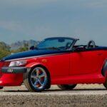 El Prowler de Plymouth tenía un diseño retro llamativo, pero carecía del rendimiento que prometía. Con un motor V6 de 3.5 litros y una transmisión automática de cuatro velocidades, no cumplió las expectativas de un deportivo rápido. A pesar de su estilo único, solo se vendieron 10,741 unidades.