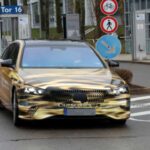 Exteriormente, la Clase S mantiene su perfil inconfundible. Los cambios se concentran en los faros y pilotos traseros, ahora con firmas LED en forma de estrella que conectan con el nuevo lenguaje visual de Mercedes. Es una evolución medida, elegante y coherente con el estatus de buque insignia. No busca sorprender, sino reafirmar su identidad como referencia del lujo clásico en tiempos de transición tecnológica.