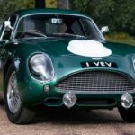 Presentado en 1960, el DB4 GT Zagato combinaba chasis británico con carrocería artesanal italiana. Solo se fabricaron 19 unidades originales. Su rareza y belleza lo convirtieron en objeto de culto, hasta el punto de que Aston Martin produjo otras 19 “continuation” en 2019. Un ejemplar original llegó a venderse por más de 9,5 millones de dólares en subasta, consolidándolo como uno de los Aston Martin más deseados jamás creados.