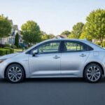 El Corolla Hybrid es la materialización del híbrido cotidiano. En trayectos urbanos ofrece una entrega de potencia suave y constante, ideal para el tráfico real. Los usuarios perciben el valor desde el primer mes, aunque en viajes largos aún surjan dudas sobre la autonomía total frente a diésel tradicionales. No busca emocionar, y precisamente ahí radica su acierto: es práctico, honesto y coherente con lo que la mayoría necesita.