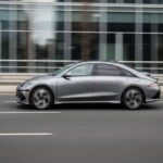 Aerodinámico y estilizado, el Ioniq 6 promete grandes cifras de autonomía. Con ofertas que bajan hasta los 189 dólares mensuales, se convierte en uno de los eléctricos más atractivos del segmento. En uso real, el rango puede ser algo menor de lo prometido, y la reventa sigue siendo una incógnita. Aun así, el combo entre diseño, eficiencia y precio lo posiciona como una oportunidad seria.