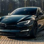 El Model S Plaid sigue siendo una anomalía en el mercado: una berlina eléctrica “relativamente accesible” capaz de alcanzar 327 km/h. Ningún otro coche de su precio se le acerca en velocidad punta.

Ofrece tres motores, tracción total y una aceleración brutal. Su mayor limitación es práctica: fuera de las autobahn alemanas, su velocidad máxima es irrelevante. Aun así, continúa siendo el EV más rápido por euro invertido.