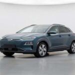 El Kona Electric es el hermano racional del EV3. Demuestra que no hace falta gastar mucho para tener un eléctrico con aspiraciones premium. En ciudad es ágil y agradable; en autopista se vuelve más conservador. Su tamaño lo hace práctico, aunque la autonomía diaria siempre ronda la cabeza del usuario. No promete de más. Existe, funciona y convence por lógica.