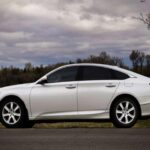 El Honda Accord es conocido por su fiabilidad, siendo un vehículo práctico y a la vez divertido de conducir. Dos de las opciones de motor más populares son el de 2.4L de cuatro cilindros (K24), que ofrece una excelente economía de combustible, y el V6 de 3.5L (J35), que es potente y suave, pero tiende a requerir cambios de correa de distribución cada 100,000 millas aproximadamente. Además, el Accord ofrece un amplio espacio interior, mantiene su valor bien y es una forma eficiente de moverse por la ciudad.