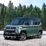 Los 'Kei' cars son una categoría japonesa de coches extremadamente compactos, y el Mitsubishi Delica Mini es uno de los más llamativos. Con menos de 3.5 metros de largo, este coche es increíblemente pequeño, pero su diseño tiene mucho carácter. Las líneas diagonales y las características robustas de la Delica Mini le dan una expresión feroz y única, que destaca incluso entre los autos más grandes. Sus luces diurnas adicionales le dan una actitud decidida, lo que lo convierte en un coche miniatura con mucha personalidad.