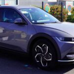 El Hyundai Ioniq 5 2026 presenta una reducción de precio que va desde $7,600 hasta $9,800, dependiendo de la versión. El modelo SE Standard Range comienza en $36,600 y ofrece una autonomía eléctrica estimada de 245 millas, carga ultra-rápida y una pantalla táctil de 12.3 pulgadas con navegación. La versión Limited ofrece hasta 318 millas de alcance con tracción trasera y hasta 269 millas con tracción total, además de un techo panorámico y Remote Smart Parking Assist 2. Su conducción suave y su espacioso interior lo hacen ideal tanto para el uso diario como para viajes largos.