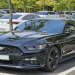 El Mustang EcoBoost ofrece una puerta de entrada al mundo de los muscle cars. Con su motor turbo de 2.3 litros y 310 CV, combina rendimiento con eficiencia. Además, incluye tecnología avanzada de Ford, como instrumentación digital y sistema SYNC. Su estilo agresivo y manejo emocionante demuestran que no hace falta un V8 para disfrutar de la conducción.