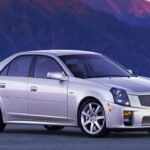 El primer CTS-V fue la respuesta de Cadillac a los sedanes de alto rendimiento alemanes. Con motor V8 LS6 de 5,7 litros y 405 CV, transmisión manual de seis velocidades y componentes de suspensión mejorados, este sedán combina lujo y potencia. Hoy, con precios por debajo de 20.000 dólares, sigue siendo una ganga entre los coches de alto rendimiento, ideal para quienes buscan potencia sin pagar de más.