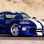 Con 450 caballos entregados a las ruedas traseras y transmisión manual, el Viper castigaba cualquier aceleración brusca con giros instantáneos. Requería manos suaves y respeto constante, especialmente en condiciones de lluvia, lo que lo hacía peligroso para conductores novatos.