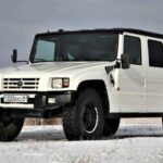 El Toyota Mega Cruiser es el equivalente japonés del Humvee, diseñado inicialmente para el ejército japonés y luego adaptado para uso civil en 1996. Con un motor diésel turbo de 4,1 L, tres diferenciales, tracción total permanente y dirección en las cuatro ruedas, puede superar casi cualquier terreno. Su producción fue limitada a poco más de 100 unidades, todas con volante a la derecha, lo que lo convierte en un todoterreno enorme y raro en Estados Unidos.
