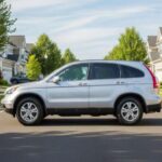 El Honda CR-V ofrece una cabina espaciosa y fácil de manejar, perfecta para familias. Su comportamiento silencioso en carretera y la confiabilidad histórica de la marca lo sitúan como una elección segura frente a modelos más tecnológicos pero menos probados.