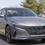 Desde su fundación en 1967, Hyundai ha ganado fama por producir autos de alta calidad y fiabilidad. Con modelos como el Hyundai Elantra y Santa Fe, ha demostrado ser una opción confiable para familias y conductores de todos los tipos. Hyundai ha destacado en estudios de fiabilidad, con 170 problemas reportados por cada 100 autos, muy por debajo del promedio de la industria. Su extenso plan de garantía de 10 años y 100,000 millas respalda aún más su fiabilidad, lo que asegura a los propietarios que no enfrentan reparaciones costosas. Además, la marca ha sobresalido con sus modelos híbridos y eléctricos, como el Hyundai Ioniq 5, que ha igualado a marcas como Tesla en fiabilidad.