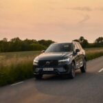 El Volvo XC60 2026 sigue la tendencia de ofrecer vehículos familiares de gran rendimiento. Este SUV compacto comparte el motor híbrido suave de 2.0 litros con el V60, ofreciendo una potencia similar, pero con una mayor capacidad de carga y una experiencia de conducción más elevada. Con un motor híbrido enchufable disponible para quienes buscan una autonomía extendida y mayor eficiencia, el XC60 2026 combina la estética refinada de Volvo con la practicidad de un SUV, haciéndolo una opción interesante para familias que buscan lo mejor de ambos mundos.