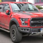 El Ford F-150 Raptor se ha establecido como la camioneta más capaz del mercado en términos de off-road. Su suspensión de alto rendimiento y motor turboalimentado le permiten conquistar cualquier tipo de terreno, desde dunas de arena hasta caminos rocosos. Con una estética agresiva y una tecnología avanzada, el Raptor es el compañero ideal para quienes buscan aventura sin sacrificar comodidad. Su capacidad para dominar condiciones extremas lo convierte en una opción indiscutible para los que necesitan una camioneta que lo haga todo. El Raptor no es solo un vehículo de trabajo, es una declaración de poder y rendimiento.