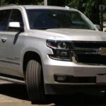La Chevrolet Tahoe es una de las camionetas más robustas en el mercado de los SUVs de gran tamaño. Su construcción body-on-frame y su variedad de opciones de motorización, que incluyen motores V8 y diésel, le permiten alcanzar una capacidad de remolque de hasta 8,400 libras (aproximadamente 3,810 kg) cuando se configura con el Max Trailering Package. Esto le otorga una gran versatilidad para cargar grandes remolques o vehículos de forma segura. La Tahoe es ideal para quienes requieren de una potencia excepcional en sus vehículos familiares.