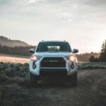 El Toyota 4Runner es un vehículo hecho para los entusiastas del off-road. Su diseño robusto y su capacidad para enfrentarse a terrenos difíciles lo convierten en uno de los SUV más confiables para quienes buscan una experiencia sin restricciones en la naturaleza. El 4Runner prioriza la capacidad sobre el confort, lo que le permite superar caminos rocosos y senderos complicados sin problemas. Si lo que buscas es durabilidad, fiabilidad y un vehículo que te acompañe durante años de aventuras al aire libre, el 4Runner es una elección segura.
