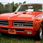 Pontiac anunció 366 CV para el GTO Judge con el paquete Ram Air IV, una cifra que hoy resulta claramente conservadora. Las pruebas en banco de la época sitúan su potencia real cerca de los 400 CV. La mejora en la respiración del motor y una puesta a punto agresiva convirtieron a este Judge en un muscle car muy por encima de lo que indicaba su ficha técnica.
