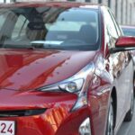 Toyota es un referente mundial en fiabilidad. Fundada en 1937, produce cerca de 10 millones de vehículos al año sin renunciar a altos estándares de calidad. Su filosofía de control y mejora continua ha dado lugar a modelos legendarios por su durabilidad, como el Corolla, el Prius o el 4Runner. No es casualidad que el Prius sea el favorito de conductores profesionales por su capacidad de recorrer cientos de miles de kilómetros sin problemas graves.