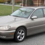 El intento noventero de Cadillac por competir con BMW y Mercedes. En realidad era un Opel Omega rebautizado, algo que los clientes notaron rápido. Su fiabilidad y carácter poco Cadillac hicieron que durara muy poco en el mercado.