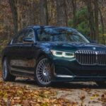 Elegancia discreta con rendimiento brutal. Su V8 biturbo lo impulsa como un supercar, manteniendo una estética sobria y gran exclusividad.