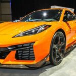 El Corvette moderno rompe con la tradición al colocar su motor detrás del conductor. Con 490 CV en el modelo base y 670 CV en la versión Z06, ofrece prestaciones que rivalizan con supercoches europeos por mucho menos dinero. Su carrocería de fibra de vidrio y chasis de aluminio mantienen el peso bajo y la experiencia de conducción ágil.