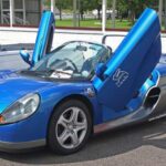 Renault mostró su lado salvaje con el Spider: ligero, sin parabrisas en su versión inicial, motor 2.0 L de 148 hp y enfoque total en la experiencia de conducción. Todo un coche de calle y pista a la vez.