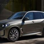 El BMW X5 se mantiene como uno de los grandes referentes del segmento premium. Destaca por su equilibrio entre confort, rendimiento y tecnología, con un interior silencioso y una gran pantalla curva que refuerza su carácter moderno. Su conducción estable y su consumo cercano a los 25 mpg confirman que el lujo puede ser también racional.