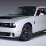 El muscle car definitivo. Equipado con un V8 HEMI 6.2 litros sobrealimentado, el Demon 170 alcanza 1.025 caballos de potencia, convirtiéndose en uno de los coches de producción más potentes jamás fabricados. Es prácticamente un dragster legal para la calle: acelera de 0 a 100 km/h en menos de dos segundos y entrega hasta 945 lb-ft de par. Dodge lo despidió en 2023, y hoy su valor supera ampliamente el precio original.
