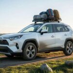 El RAV4 sigue siendo el referente conocido del segmento. Está en todas partes y mantiene su vigencia gracias a una fórmula equilibrada. Su precio suele situarse ligeramente por debajo del Outback, dependiendo del mercado y la versión, lo que lo mantiene como una alternativa muy competitiva.