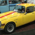 Honda sorprendió al mundo del automóvil entrando en el segmento deportivo desde cero. El S500 debutó con un motor de solo 44 CV, pero extremadamente avanzado para su tamaño. La evolución culminó con el S800 en 1966, que ofrecía 70 CV y un régimen de giro de 8.500 rpm. La experiencia previa de Honda en motocicletas se tradujo en motores ligeros, fiables y muy divertidos de conducir.