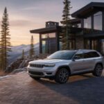 El Grand Cherokee 4xe mezcló lujo, uso familiar y cierto enfoque aventurero con asistencia híbrida enchufable. Aunque ofrecía conducción suave, la autonomía eléctrica caía rápidamente en autopista. Su salida progresiva del mercado refleja una transición hacia opciones menos dependientes del enchufe, incluso si eso implica sacrificar parte de su perfil “verde”.