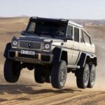 Diseñado originalmente para el ejército australiano, el Mercedes-Benz Clase G 6x6 terminó llegando al mercado civil en 2013 bajo el sello AMG. Equipaba un V8 biturbo de 5,5 litros con 536 CV, tracción total permanente y más de 45 cm de altura libre al suelo.

Era tan extremo como lujoso: cuero, detalles en madera y toda la tecnología disponible en los G-Wagen más exclusivos. Nadie lo necesitaba, pero su exageración absoluta lo convirtió en un icono instantáneo y en un codiciado coche de colección.