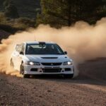 El Mitsubishi Lancer Evolution VII mantiene intacto su ADN de rally. Su sistema de tracción total ofrece una motricidad brutal, mientras el turbo empuja con carácter desde medio régimen. No es el coche más dócil para uso urbano, pero en carreteras reviradas demuestra por qué los Evo son leyenda. En 2026, su llegada legal será una gran noticia para los puristas.
