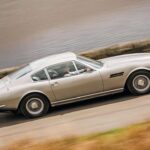 En 1966, Towns llegó a Aston Martin con una misión clara: modernizar la marca para el mercado estadounidense. El resultado fue el DBS, un coupé fastback de líneas afiladas que rompía con el clasicismo anterior.

Su diseño marcó el rumbo estético de Aston Martin durante dos décadas. Aunque nació para montar un V8, las primeras versiones usaron el seis cilindros del DB6 hasta la llegada del nuevo motor en 1969.