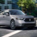 Precio base: 28.395 dólares

El Honda Accord recibe una puntuación aún más alta por parte de Edmunds, con un 8,4 sobre 10. Destaca especialmente por su amplio espacio interior, tanto en plazas traseras como en el maletero.

La versión híbrida sobresale por su eficiencia, con consumos que rondan los 48 MPG, lo que refuerza su atractivo a largo plazo.