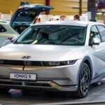Hyundai sigue apostando fuerte por la movilidad eléctrica con el lanzamiento del Ioniq 7. Este SUV de tres filas se posiciona como una opción intermedia entre el Ioniq 5 y el Ioniq 9, combinando gran capacidad de espacio con un rendimiento impresionante. Con una autonomía proyectada de más de 300 millas, este modelo busca atraer a familias y viajeros que necesitan un vehículo eléctrico para distancias largas. Hyundai ha demostrado ser un competidor serio en el mercado de los vehículos eléctricos, y el Ioniq 7 tiene el potencial de sorprender al público con su diseño futurista y características avanzadas.