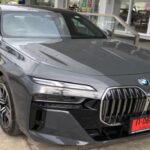 El BMW 7 Series ha sido históricamente un modelo con mala retención de valor. Este sedán de lujo, conocido por su tecnología avanzada, pierde alrededor del 67% de su valor en cinco años. Esto se debe a que los avances tecnológicos de estos vehículos tienden a volverse obsoletos rápidamente, lo que afecta su atractivo en el mercado de segunda mano. A pesar de ser un coche de lujo, su alto precio inicial y la rápida depreciación lo convierten en una opción menos rentable a largo plazo.