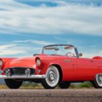 La respuesta de Ford al Corvette no fue un deportivo puro, sino un “lujo personal” con techo rígido desmontable y mayor confort. El planteamiento fue un éxito inmediato, vendiendo más de 20 veces lo que el Corvette en su primer año. Sus ventanas tipo ojo de buey y su precio accesible lo convirtieron en un icono instantáneo.