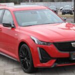 El CT5 ofrece lujo de gran sedán en un formato más ágil. Los asientos son amplios y cómodos, con climatizador bizona, y las plazas traseras ofrecen muy buen espacio.
La pantalla digital continua centraliza navegación y multimedia, mientras que los asistentes avanzados reducen la fatiga en ruta.