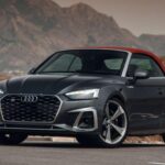 El Audi A5 2023 se destaca por ofrecer un rendimiento impresionante gracias a su sistema AWD Quattro. Ya sea en su versión coupé, convertible o hatchback, este modelo combina una conducción dinámica con un control excepcional en condiciones diversas. En la versión S5, equipada con un motor turbo V6 de 3L, el Audi A5 ofrece una experiencia de conducción potente, logrando 349 caballos de fuerza. Su tracción total no solo mejora el manejo, sino que también proporciona un excelente agarre en superficies resbaladizas, haciendo que el A5 sea una opción perfecta para quienes buscan lujo y rendimiento en un solo paquete.