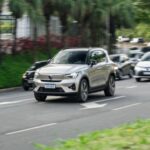El Volvo XC40 Plug-in Hybrid es un excelente SUV compacto híbrido con una calificación de fiabilidad impresionante. En la encuesta de fiabilidad de What Car?, solo el 10% de los propietarios reportaron problemas con la versión híbrida. Con una fiabilidad del 97%, el XC40 no solo ofrece un sistema de tracción total y un diseño de lujo, sino que también destaca por su seguridad y confort. Si buscas un coche premium que no te cueste una fortuna en mantenimiento, el XC40 es una opción excelente.