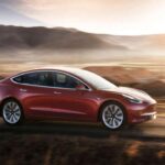 El Tesla Model 3 Standard parte desde los 38.630 dólares y ofrece una combinación difícil de igualar en rendimiento y autonomía. A pesar de perder algunas funciones avanzadas, mantiene una experiencia de conducción destacada.

Con hasta 363 millas de alcance y una aceleración de 0 a 60 mph en 4,9 segundos, sigue siendo uno de los eléctricos más completos de su rango de precio.