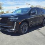 Con apenas 13 mpg combinados, el Escalade V lidera la lista. Su V8 sobrealimentado de 683 CV está diseñado para ofrecer prestaciones y exclusividad, no ahorro. Es un SUV pensado para quienes no miran el precio del combustible.