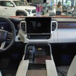 La Toyota Sequoia demuestra que no es necesario un sistema enchufable para lograr buena eficiencia. Su sistema i-FORCE MAX combina un V6 biturbo con asistencia eléctrica para alcanzar unos 22 mpg combinados. Además, sus 437 caballos y 583 lb-ft de par suponen un salto enorme frente a los antiguos V8, con menor consumo y mejores prestaciones.