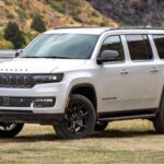 Jeep utiliza un nombre histórico para un SUV grande que no destaca ni en lujo ni en eficiencia. Su consumo es elevado y la calidad interior queda por debajo de rivales más baratos. Frente a alternativas como el Chevrolet Tahoe, su propuesta pierde sentido.